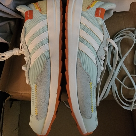 Size 8 womens retro run Adidas,  worn once, with box and Xtra laces - Picture 3 of 8